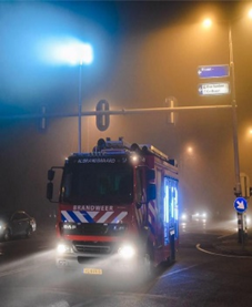 brandweerauto in de mist